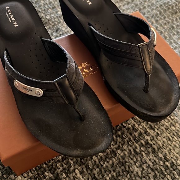 Black summer sandals by coach. - Picture 6 of 7